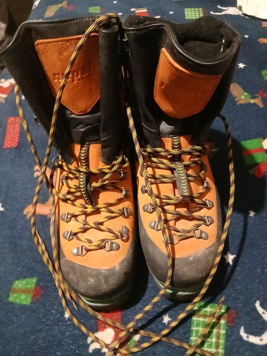 Bocanci de protecție cu bombeu metalic – aproape noi