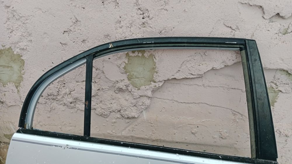 Продам задняю правую дверь