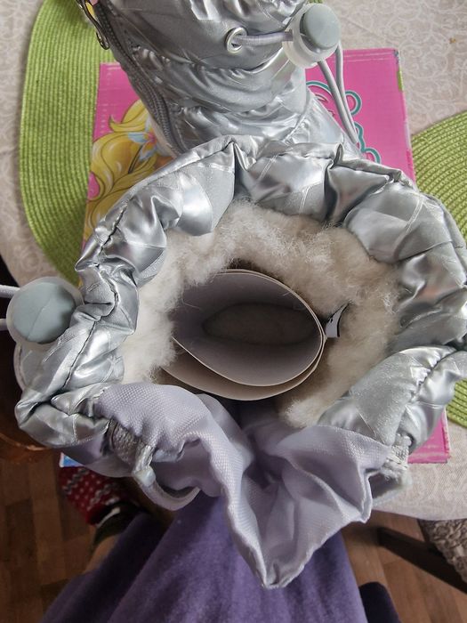 Продам зимнии сапожки для девочки.