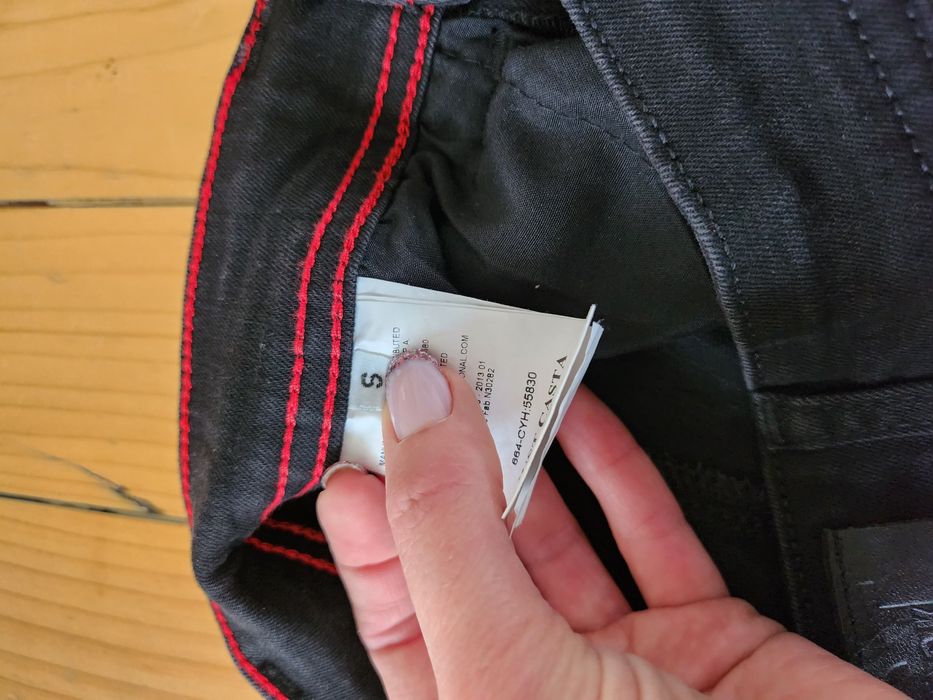 Бели дънки на Guess и Черна къса пола