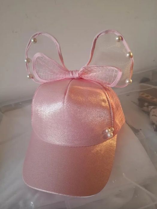 Детски шапки с козирка и панделки