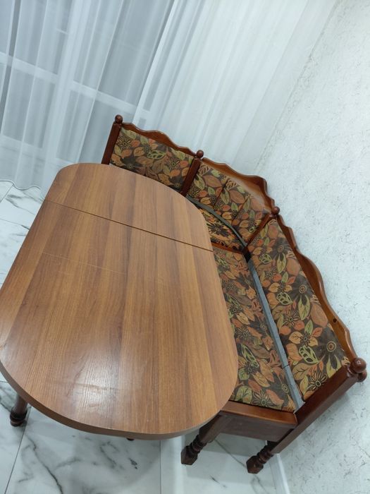 Продам угловой диван со столом