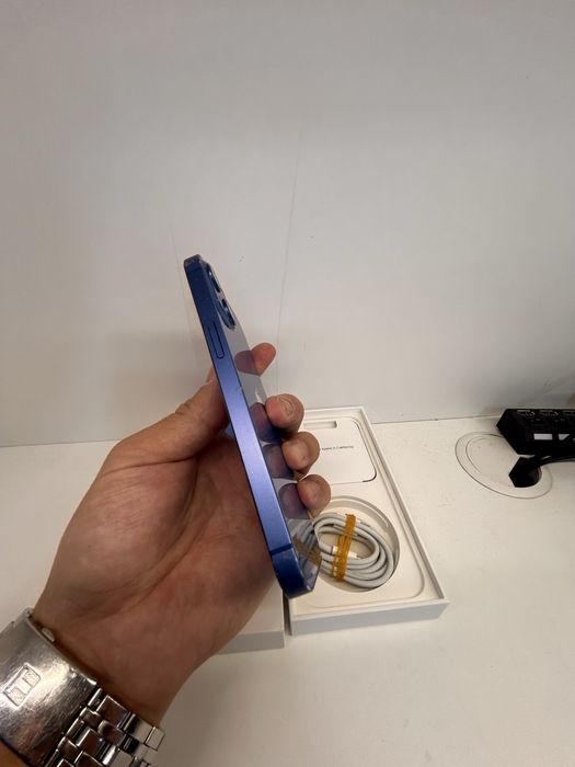 Продам айфон 13 память 128гб