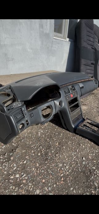 Мерседес 210 панель торпеда подлокотник