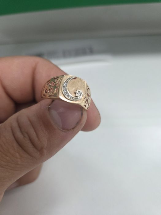 Продам золотое кольцо масса 3.2грамма