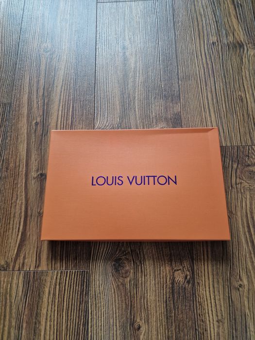 Страхотни зимни шапки LV в кутии 2 бр