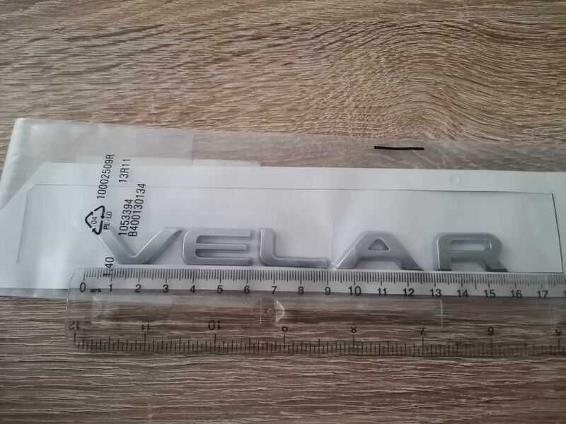Range Rover Velar сребрист надпис