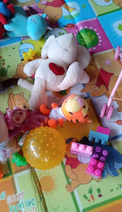 Детский столик и мягкие игрушки