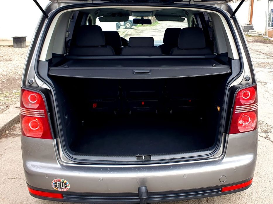 Vând wolkswagen Touran  facelift 1.9 105cp 6+1  

Vând volkswagen Tou