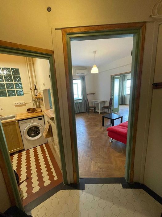 Apartament lângă Cismigiu cu farmec interbelic și liniștea unei curți