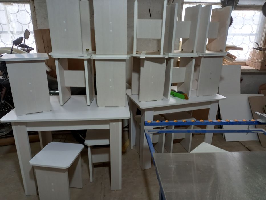 Продам кухонный стол и 4 табуретки