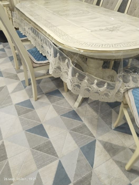 Стол со стульями для гостиной