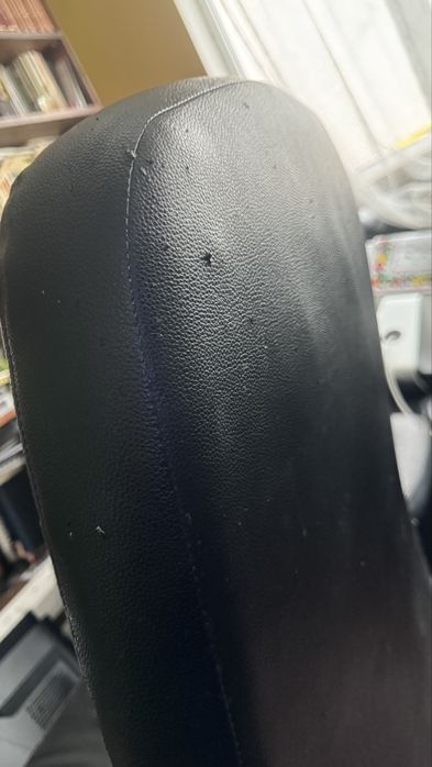 Vand scaun de birou cu mici defecte