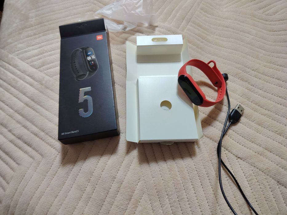 Смартбраслеты Mi и Huawei