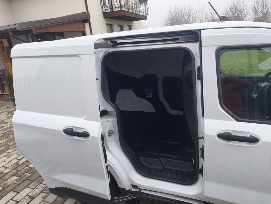 Ford Transit  Courier ușor avariat/avariate
