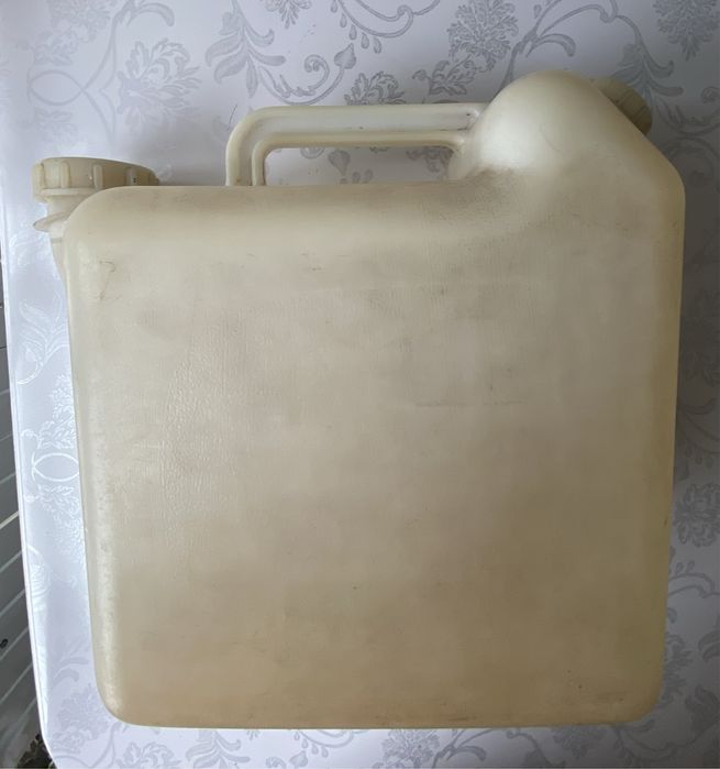 Продаю пластмассовые канистры