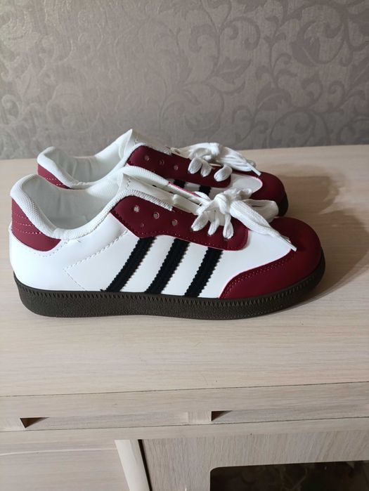 Продам новые кроссовки