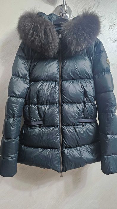 Продавам дамско яке MONCLER