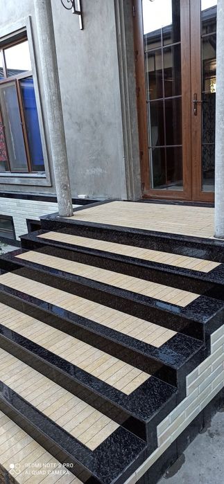 Облицовка цоколя мрамор корка