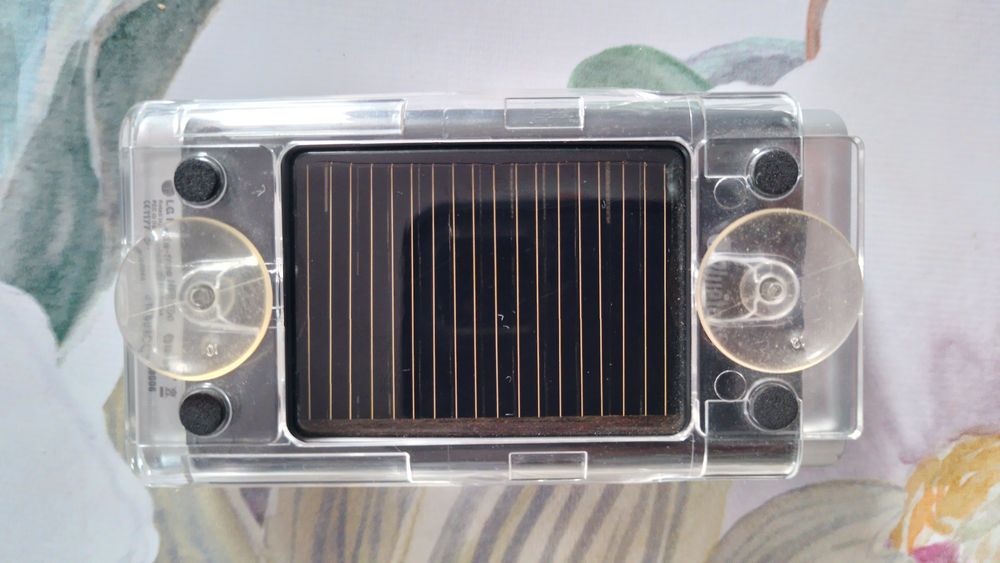 Auto KIT  LG HFB-500, un kit auto hands-free cu Bluetooth și încărcare solară. Acesta include un panou solar pe partea frontală