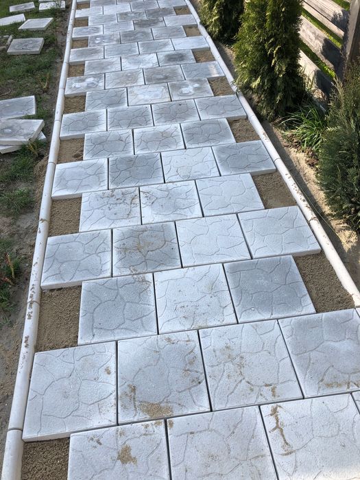 Fabrica de pavaje, dale, borduri, coama de gard pentru gradina