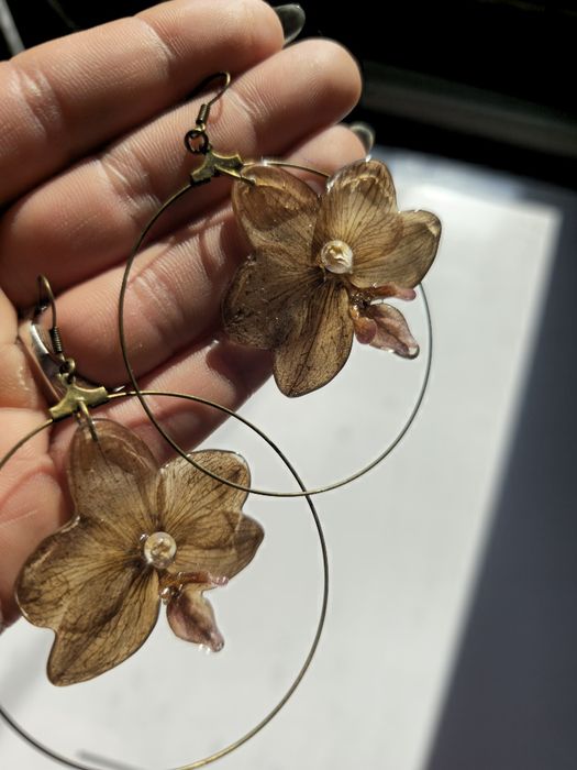 Обеци с естествен цвят на орхидея в кафяви нюанси.
Цветето е с размери