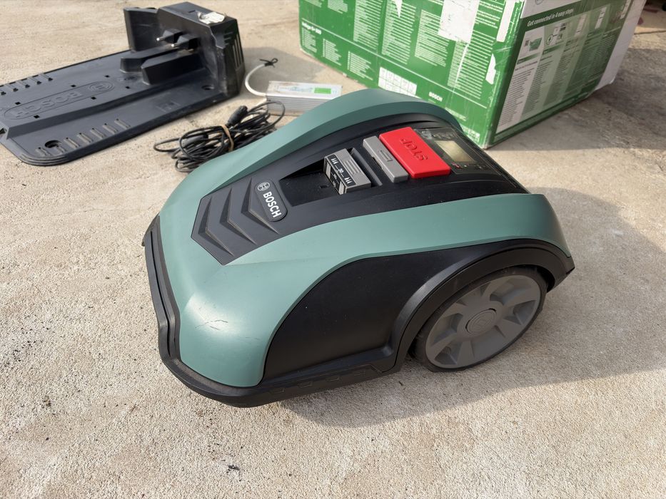 Robot gazon Bosch M+ 700 statie defecta