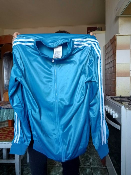 Trening chinezesc albastru, frumos, de primavara sau toamna.