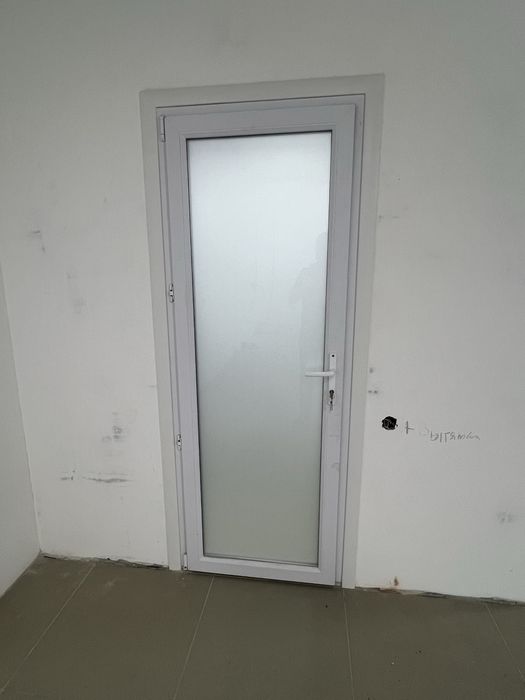 Пластиковая дверь