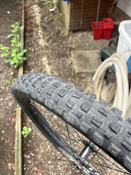 Vând roată față 27.5 boost 15x110 WTB i30 cu cauciuc Maxxis Assegai