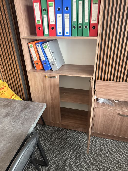 Мебель и шкаф в офис