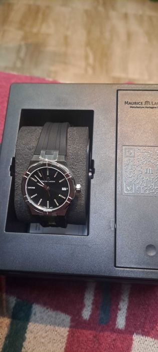 Продавам чисто нов дамски часовник.