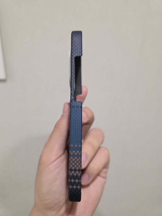 Оригинальный чехол MOFT и чехол типо Pitaka на iPhone 16 Pro