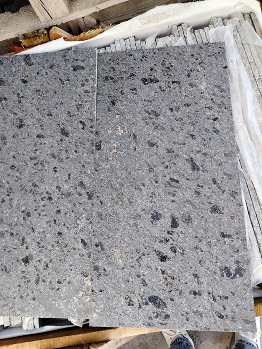 Гранит с повърхност кожа