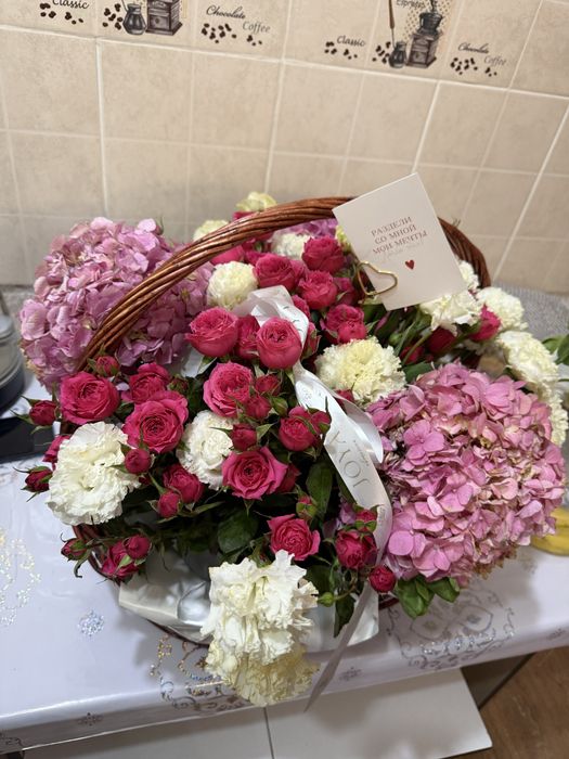 Цветы в корзине, свежие