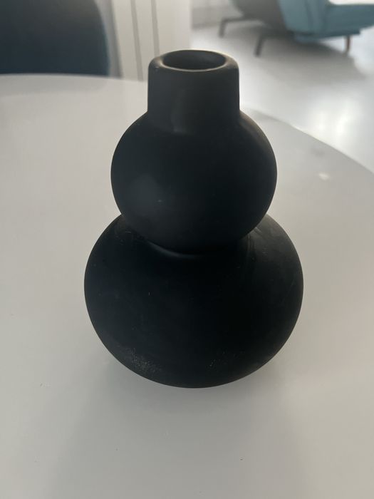 Vand vază mica neagrea de masa