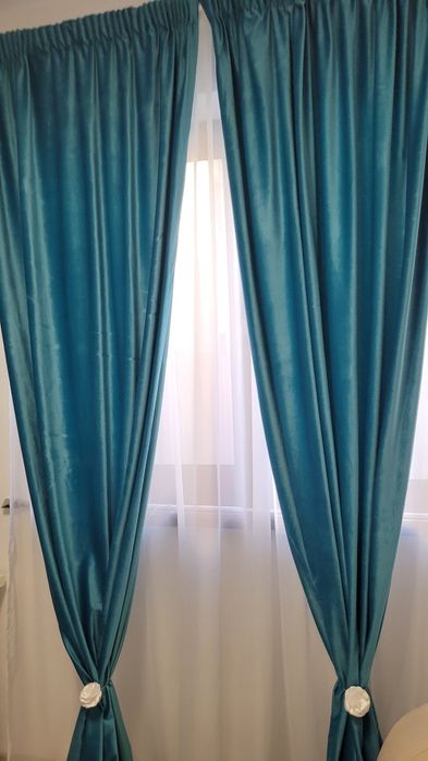 Draperie albastra marin catifea si alba material fin