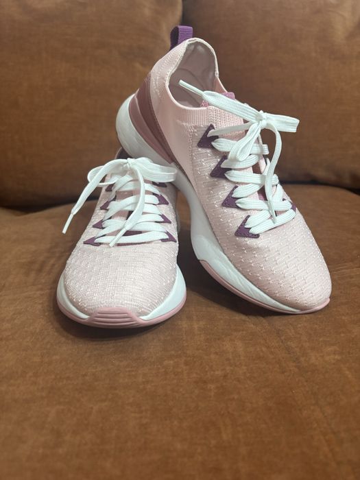 Adidasi dama Guess