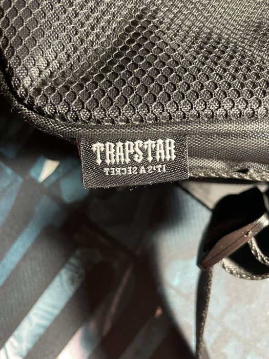 Trapstar чантичка черна с ципове и регулиране