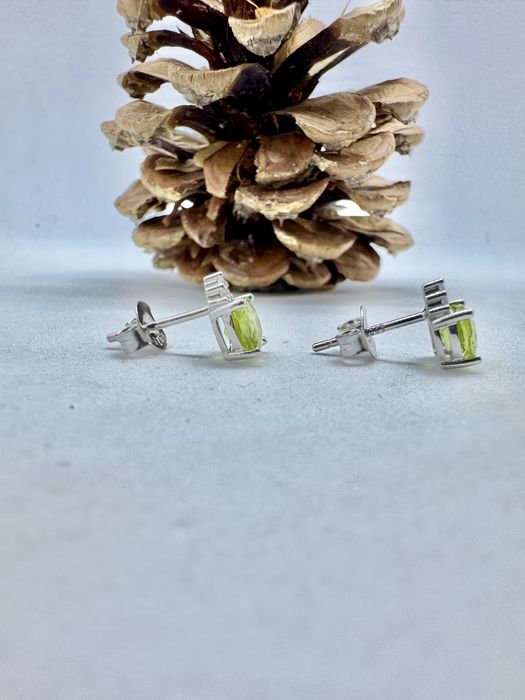 Сребърни обеци с естествен перидот