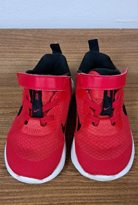 Adidasi nike noi