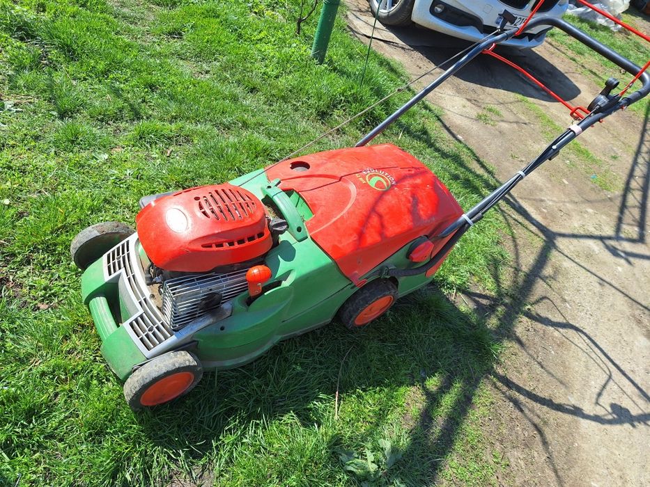 Masina Tuns Gazon Brill Germania cu Tractiun