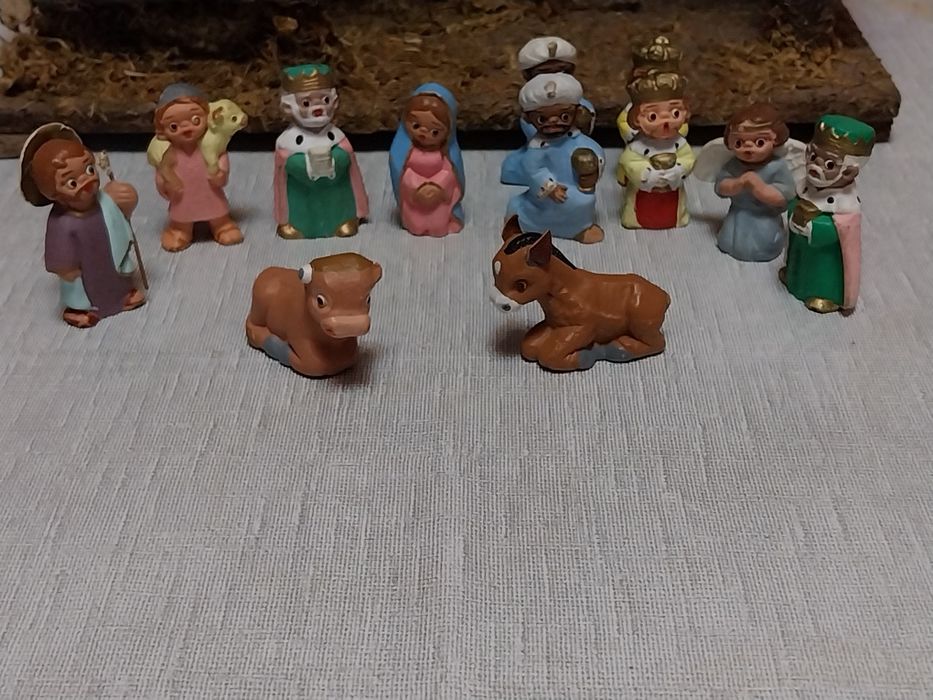 Старинна ,дървена къща/ясла / за Рождество Христово с фигури