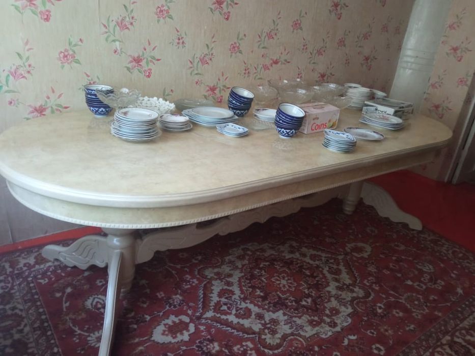 Гостиный стол без стульев