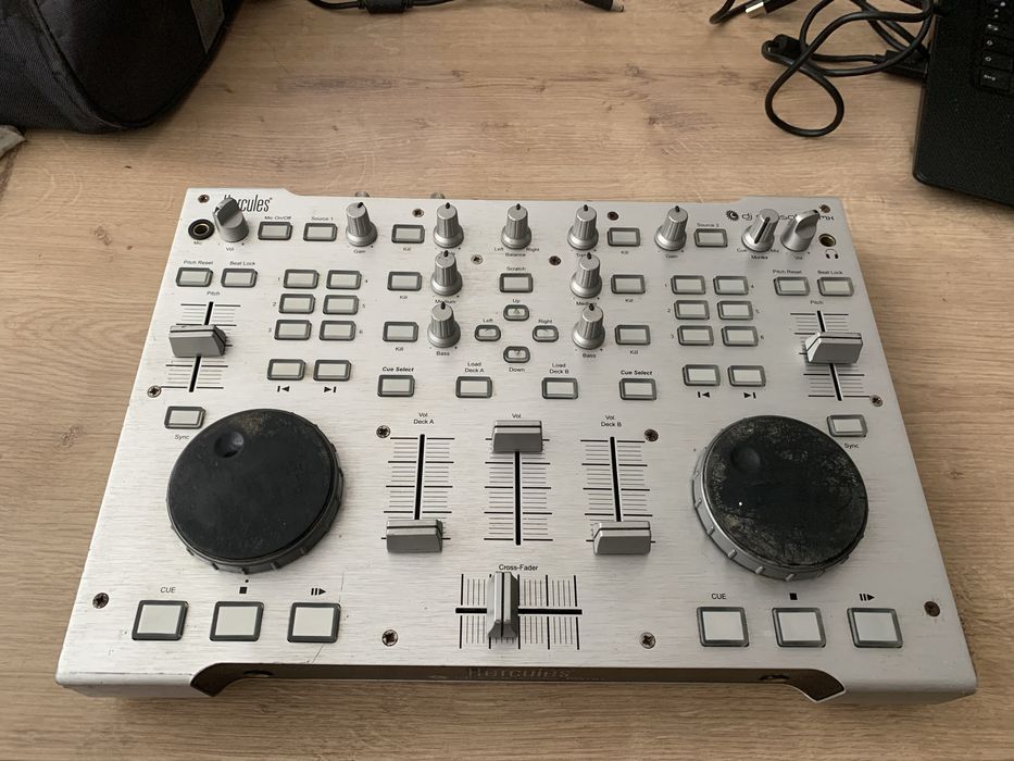 Consola Dj Hercules RMX cu placa de sunet