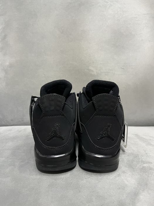 Vând sneakers model Jordan 4 – o piesă iconică, extrem de apreciată în cultura streetwear.