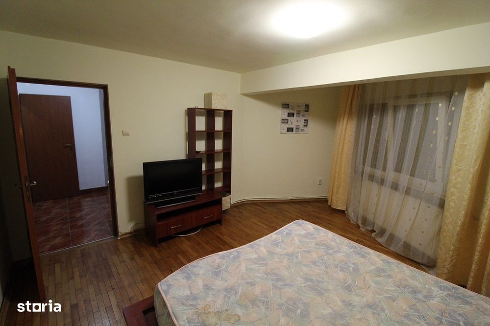 Vând apartament 4 camere în Hunedoara, Micro5/1-Poștă, parter înalt...