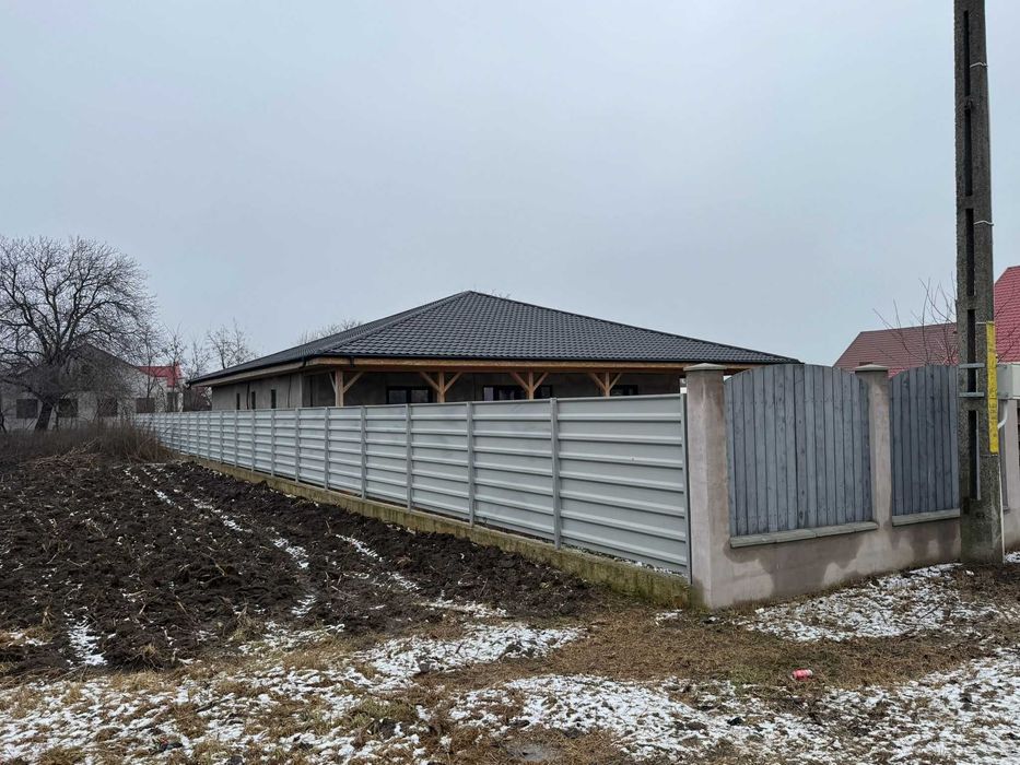 Casa de vanzare la rosu