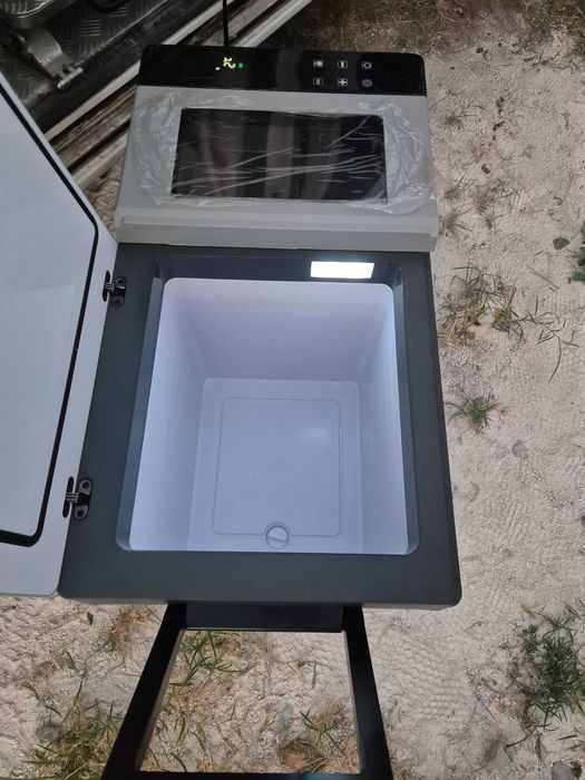 Компресорен хладилник с ледогенератор  12/220 волта