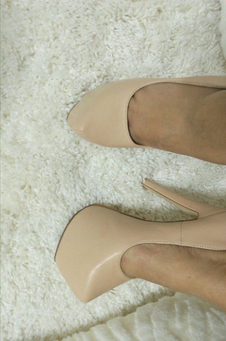 Pantofi cu toc si platforma bej